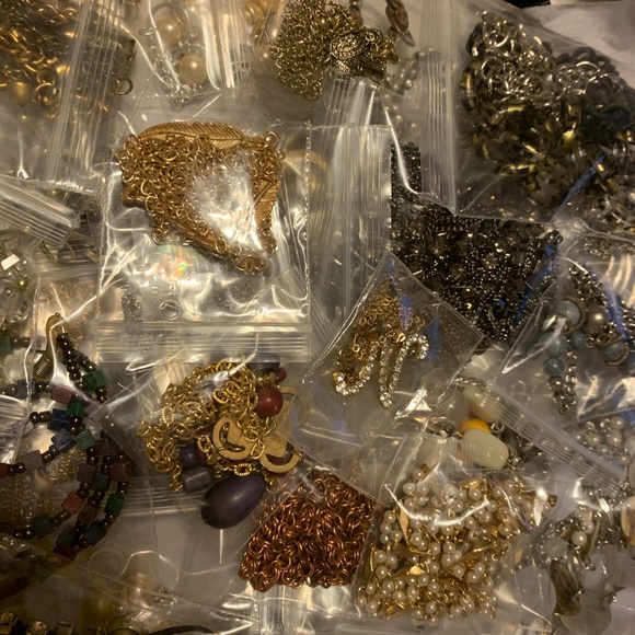 2 lbs vintage to now wearable jewelries mystery - Picture 2 of 8